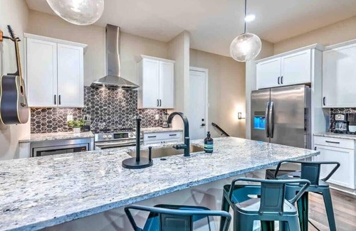 Nashville House | Ballin on Broadway! 14 Bed! Skyline Views! Hot Tub