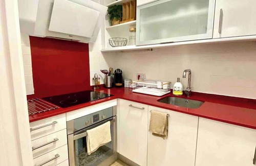 Sants-Montjuic Apartment | Barcelona Blissful Retreat with Stunning Views