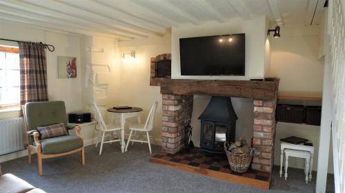Llanfyllin House | Barley Cottage - 5* Cyfie Farm with log burner and private covered hot tub