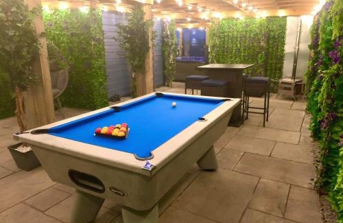 Cronberry Cabin | Barlosh Luxury Tpod PiperHill pool table, hot tub, 2 indoor outdoor terraces, BBQ, Firepit, lots of extras
