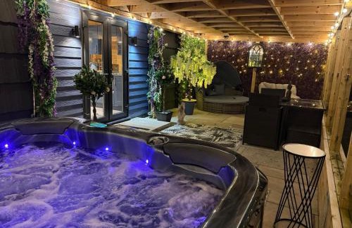 Cronberry Cabin | Barlosh Luxury Tpod PiperHill pool table, hot tub, 2 indoor outdoor terraces, BBQ, Firepit, lots of extras