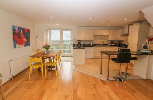 Newborough Cottage | Barn End, 9 Stad Clynnog