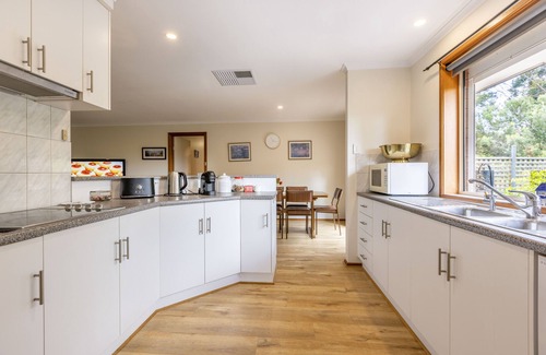 Lyndoch House | Barossa- Lyndoch-Sleeps 10-Spacious/Spa/Wifi/Foxtel - Groups/Family and Pets