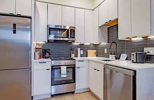 Capitol Hill Bed & Breakfast | Barracks Row & Eastern Market Oasis, Transit-Friendly!