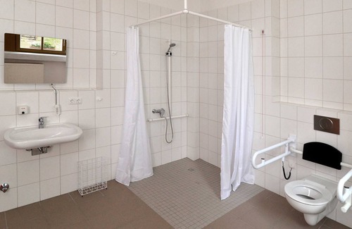 Guben Apartment | Barrier-free double room (with private bathroom) Bathroom) No. 1 - Hostel in Guben