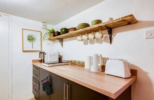 Summertown Apartment | Basement Studio in Summertown with kitchenette
