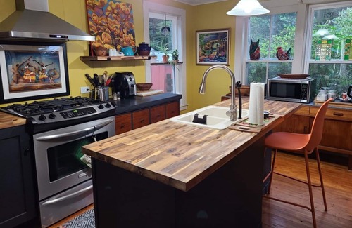 Cornwallis House | Basin view home w/art studio - steps to beach