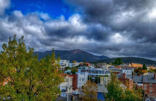 Battery Point House | Battery Point Village - Stunning Large Home