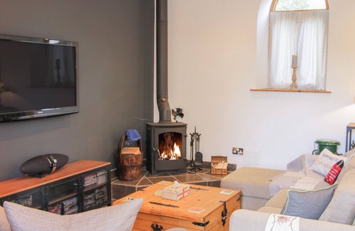 Crew Green Cottage | BAUSLEY CHAPEL, romantic, character holiday cottage in Halfway House