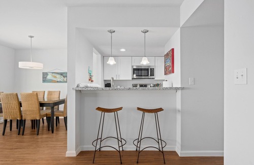 Harbor Oaks Condo | Bay Breeze Bungalow | Pier & Community Pool!