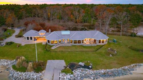 Dameron House | Bay Estate by AvantStay Waterfront Private Pond
