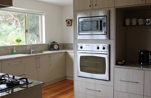 Binalong Bay House | BAY OF FIRES VISTA Boutique Accommodation at Binalong Bay - indoor spa bath