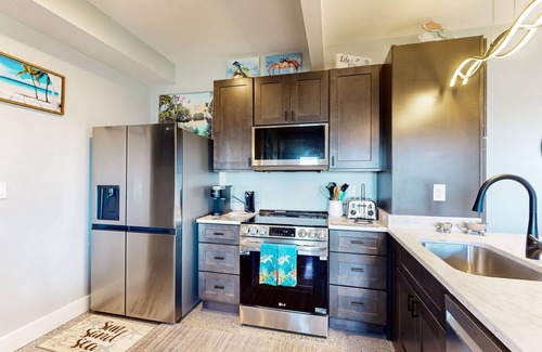 Colington Harbour Condo | Bay-view 1BR with outdoor shower and fishing access