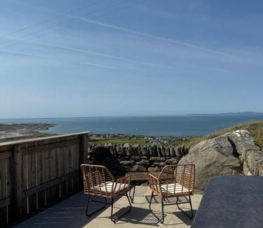 Llanfair Cabin | Bay View shepherds hut with hot tub