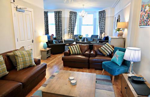 Criccieth House | Bay View, Sleeps 18, 7 Bedrooms, 7 Bathrooms, Seafront, Criccieth