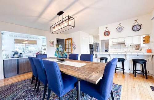 Country Club House | Bayfront Oasis | Deck, Fire Pit, Kayaks – Near Wine Country