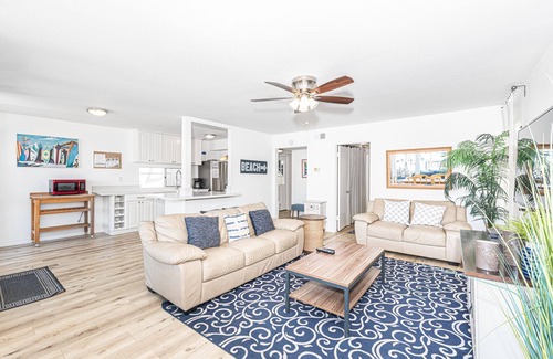West Newport Condo | Bayfront Vacation Home | Easy Walk to Beach | Great Front Patio | Peaceful Neighborhood