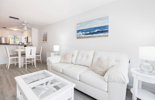 Pirates Cove Condo | Bayside Condo with Pool and Dock