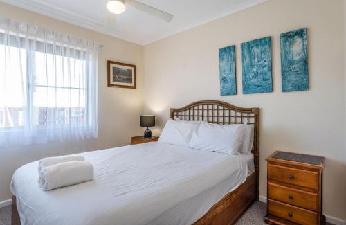 Wynnum Apartment | Bayside Lifestyle Getaway Sleeps 4