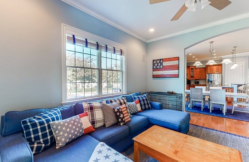 The Commons House | Bayside Resort house w/tennis/basketball court, shared sauna, & board games