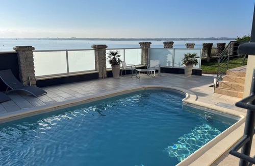Plouneour-Brignogan-Plages Villa | Beach mansion directly by the sea + pirvat pool - stone´s throw enter the beach