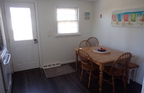 West Hyannisport Cottage | Beach 0.7 Mi walk to Craigville & Covell. A/C, bikes 3 Day min Oct-June