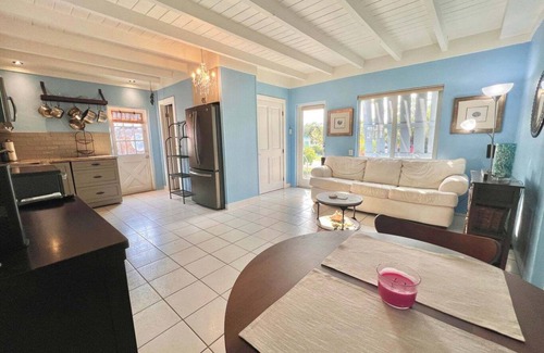 Pirates Cove House | Beach Bungalow 2 Kayaks, 2 Bicycles & Hot Tub