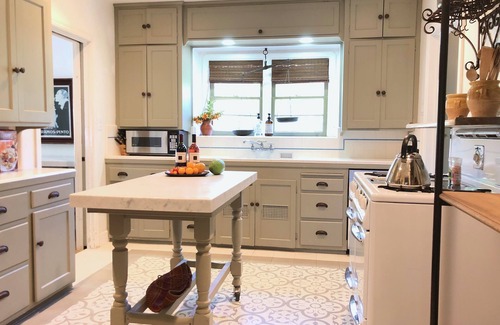 Huntington Beach House | BEACH BUNGALOW IN THE HEART OF SURF CITY 3 BR 2 BA - Work place friendly