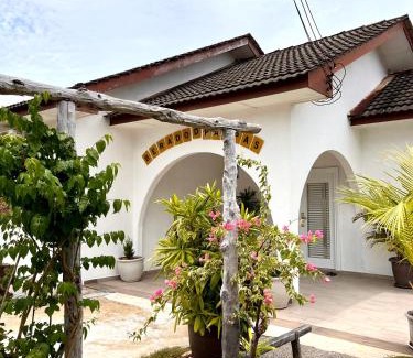 Chukai House | Beach Cottage Homestay Kemaman - Berado D Pampass