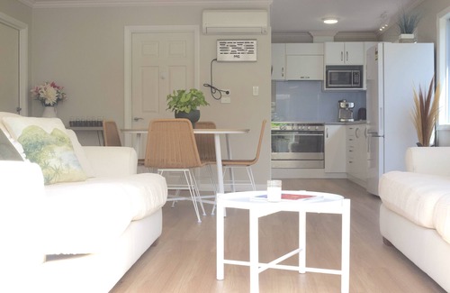 Gisborne Apartment | Beach Guest House - directly across the road from Wainui beach