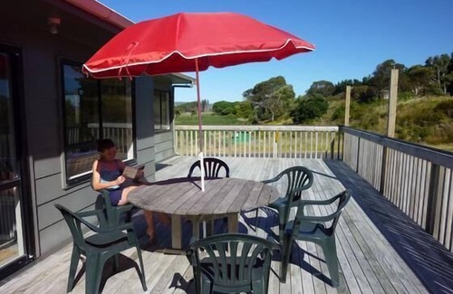 Mahia House | Beach-handy bach at Mahanga