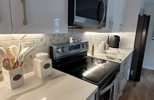 Waianae House | Beach House,2 minutes walking to the beach and Restaurant The Beach House by 604