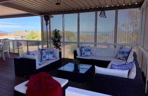 Miranda House | Beach House - Self Contained, Three Bedroom House with 2 Queens, 1 Double/Single Bunk Bed & 2 Pull-Out Single Beds, Secure Yard, Ocean/Bush/Mountain View