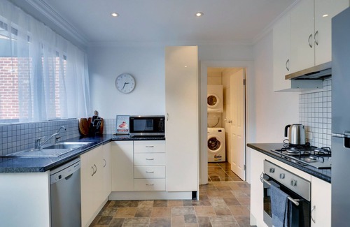 Glenelg South House | Beach & Pines | Large 3BR House Glenelg | Wifi | BBQ