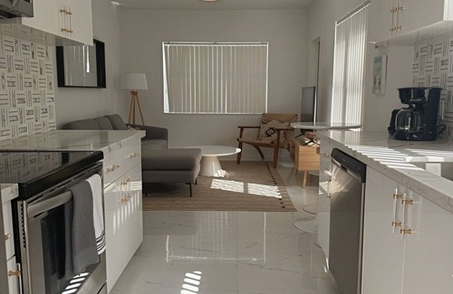 Downtown Hollywood House | Beach Retreat – 2 Homes in 1, Sleeps 10, Steps from Hollywood Blvd & the Beach