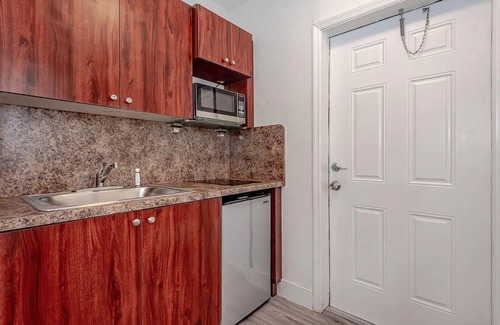 Deerfield Beach Apartment | Beach Walk Studio 111 | King Bed Pet Friendly