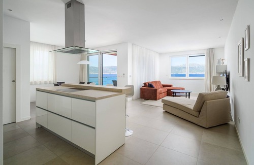 Slatine Apartment | Beachfront Apartment Lemonade VI