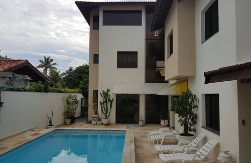 Condominio Residencial Bounganvillee House | Beachfront condominium in Peruíbe swimming pool and barbecue area