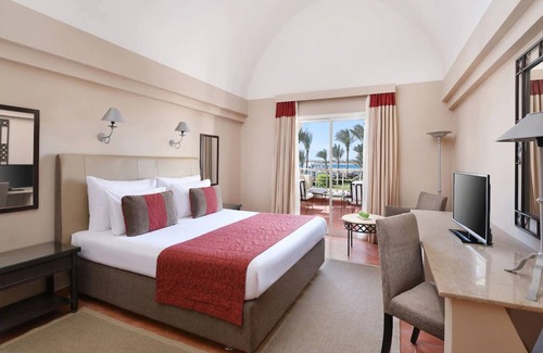 Makadi Bay Hotel | Beachfront Bliss with Balcony Views & Outdoor Pools | 3 Comfortable Rooms