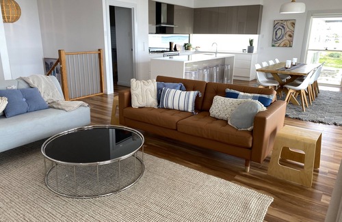 Minlacowie House | Beachfront escape with breathtaking views and quality accommodation.