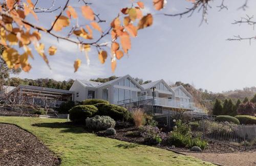 Roches Beach House | Beachfront Estate with Tennis Court