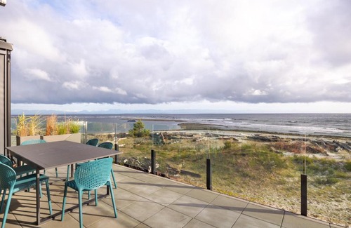 Black Creek Apartment | Beachfront Luxury Suite #15 at THE BEACH HOUSE