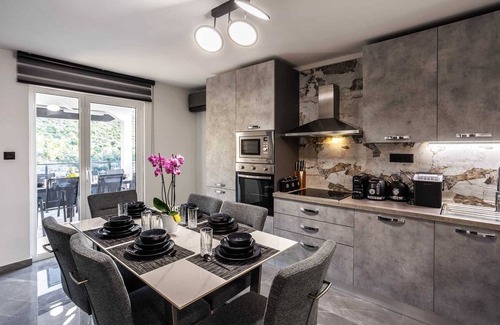 Podglavica Villa | Beachfront Villa Marivi with Pool and Game Room