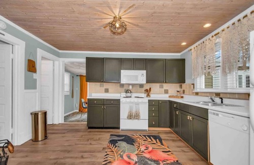 Grand Beach Cottage | Beachglass Cottage - Family Friendly Kids and Pets