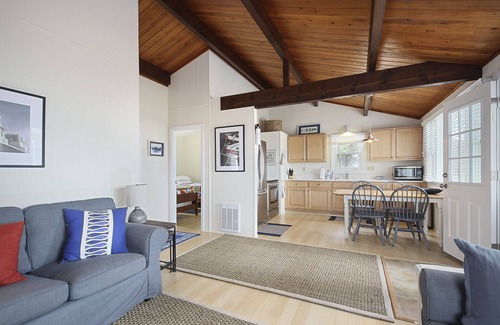Indian Neck Heights Cottage | Beachside Bliss – Beautiful Cottage Steps from the Sea 🏖