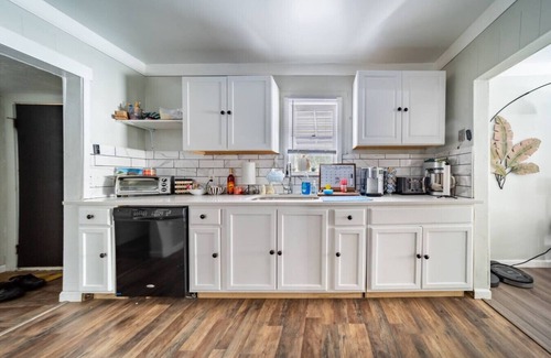 Woodmere House | Beachwood Area 2 Bedroom w King Beds