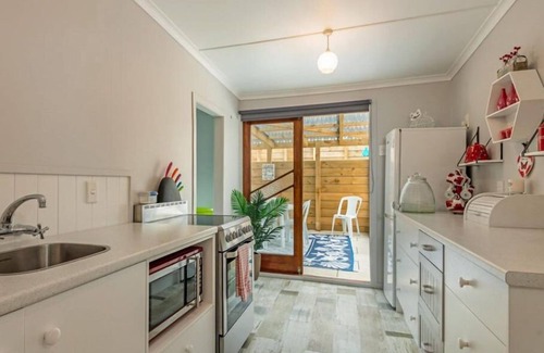 Foxton Beach House | Beachy Bach - With Brand New Spa Pool!