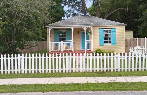 Warrington House | Beachy pet & family friendly cottage close to NAS no pet fee