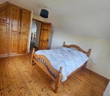 Skibbereen House | Beacon View House 4-Beds Sleeps 8 Parking