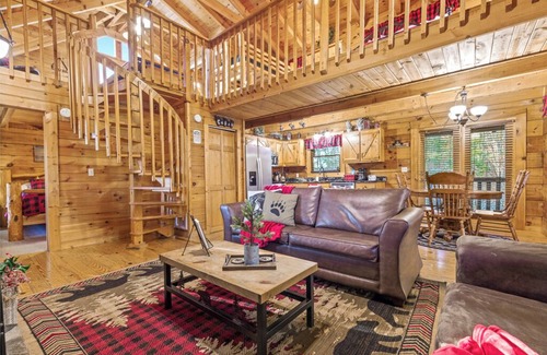 Trappers Ridge Cabin | Bear Claws: Honeymoon, Wooded View, Games, Hot Tub, Wifi, near Dollywood!